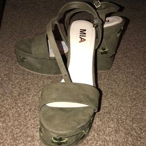 Olive detailed wedges❣️